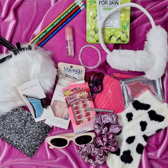 💖 Mystery Gift Box for Girls | Ages 12–16 | Teen/Tween Gift Ideas | Trendy - Picture 2 of 5